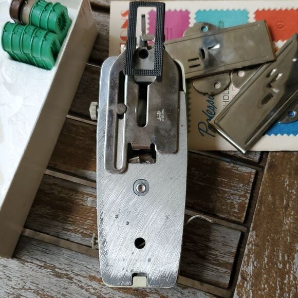 1973 Singer Professional Buttonholer for Slant Needle Zig Zag sewing machines - Picture 8 of 8